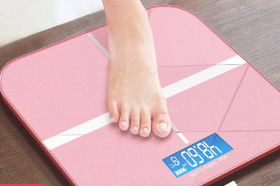 女生身高165的标准体重是多少？