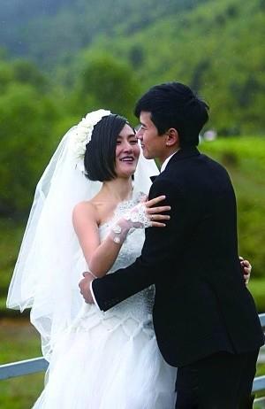 张杰纪念结婚10周年，对谢娜给出新承诺，夫妻穿情侣装向对方表白 ...